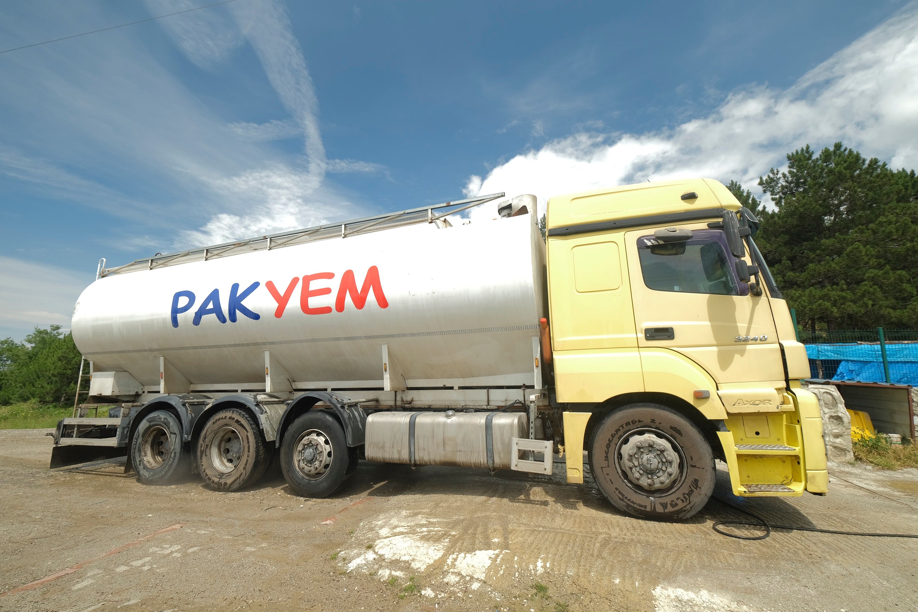 PAKYEM bulk feed truck
